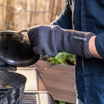 ZWILLING BBQ protection gloves in dark gray knit, ribbed cuffs and grippy palm texture